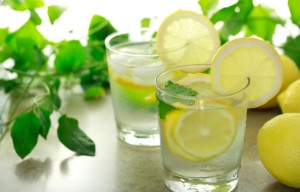 Вода с лимон за отслабване: прости рецепти